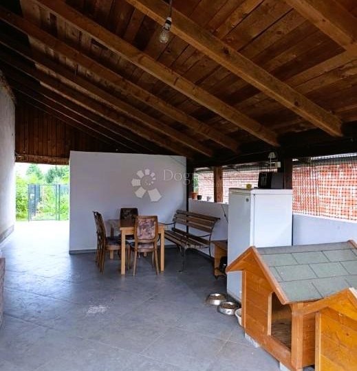 Kuća s gospodarskom zgradom, terasom i vrtom
