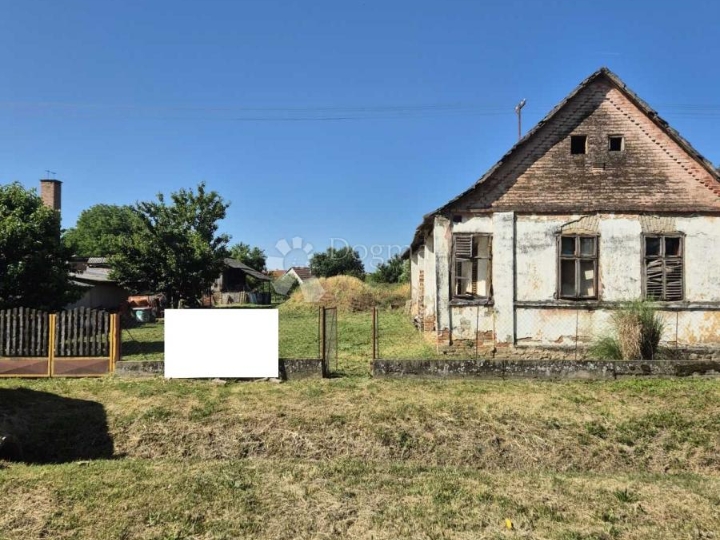 Povoljno: kuća za rušenje s velikim zemljištem u Branjinom Vrhu
