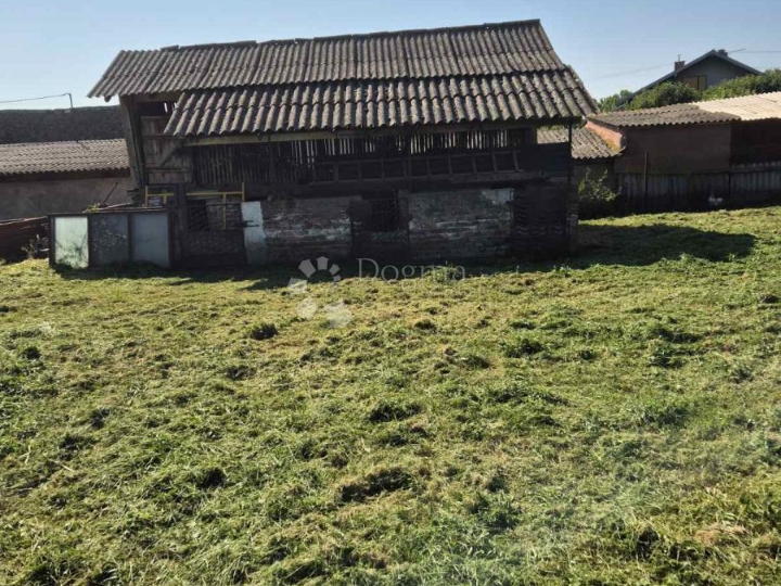 Povoljno: kuća za rušenje s velikim zemljištem u Branjinom Vrhu