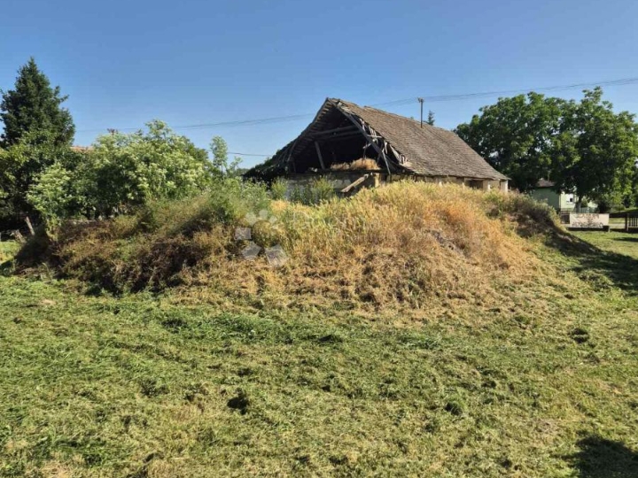 Povoljno: kuća za rušenje s velikim zemljištem u Branjinom Vrhu