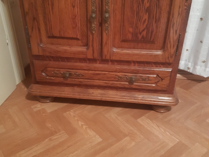 Hrastovu kredencu