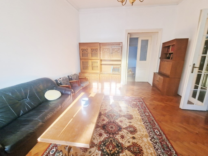 Centar, 93 m2, 3S kl., 1. kat, 900€