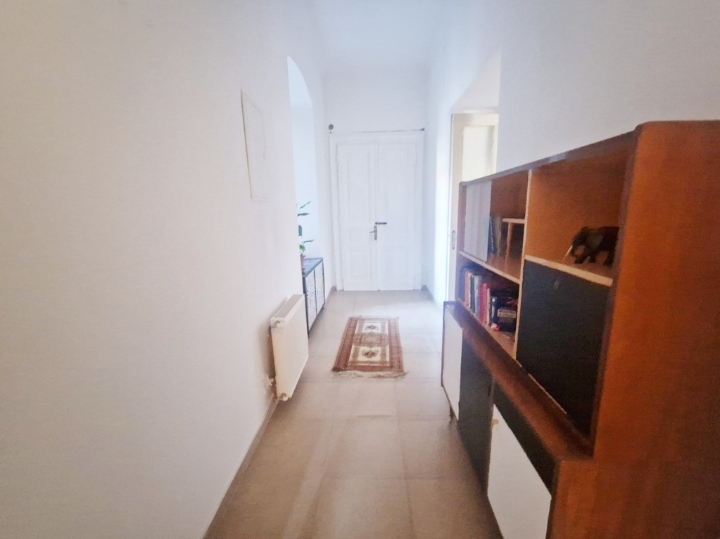 Centar, 93 m2, 3S kl., 1. kat, 900€