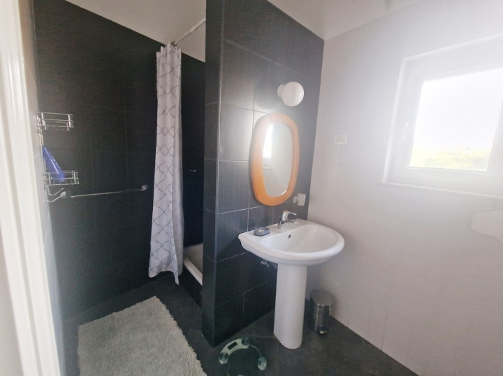 Centar, 93 m2, 3S kl., 1. kat, 900€