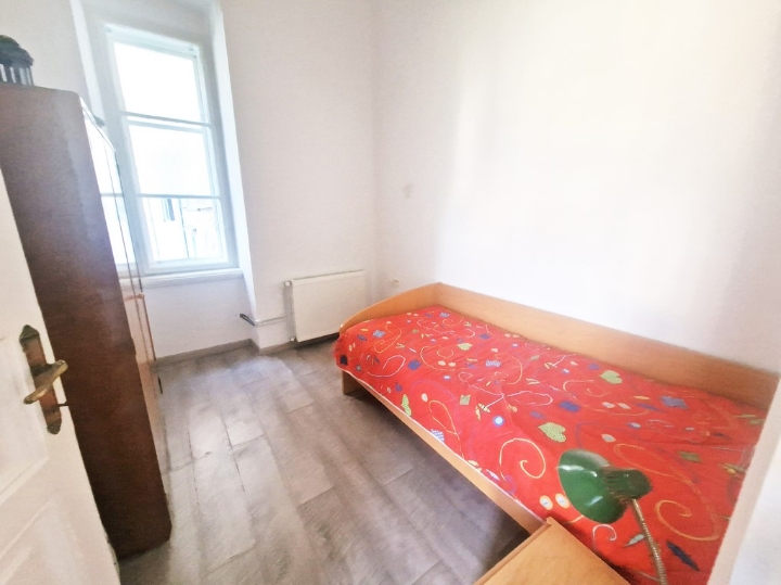 Centar, 93 m2, 3S kl., 1. kat, 900€