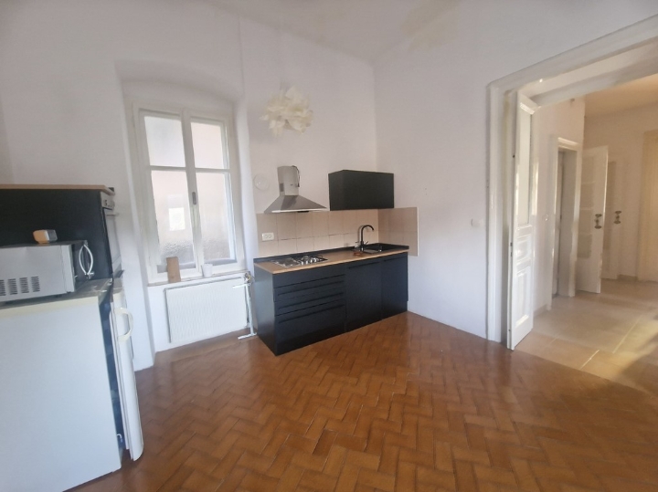 Centar, 93 m2, 3S kl., 1. kat, 900€