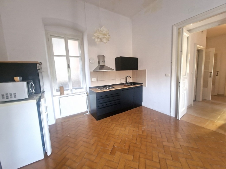 Centar, 93 m2, 3S kl., 1. kat, 900€