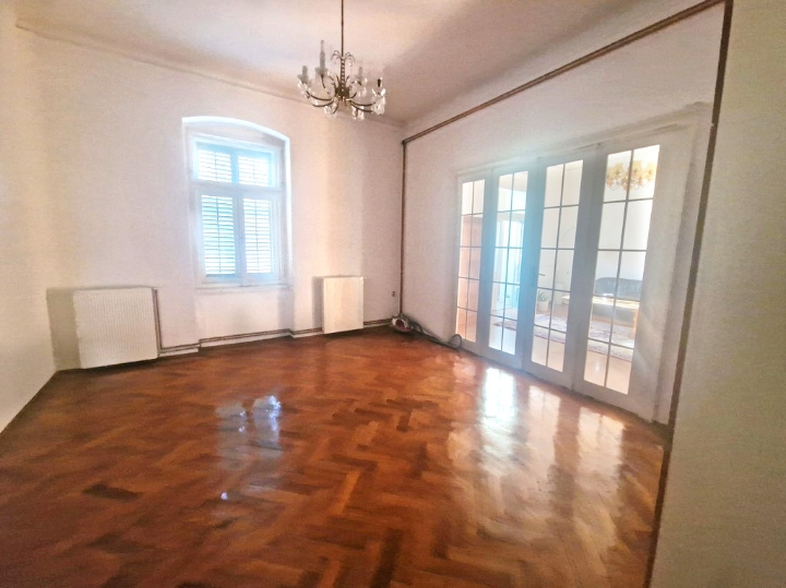 Centar, 93 m2, 3S kl., 1. kat, 900€