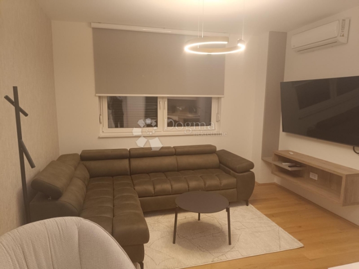 Top stan za najam u Osijeku – 3S, moderno opremljen + garaža