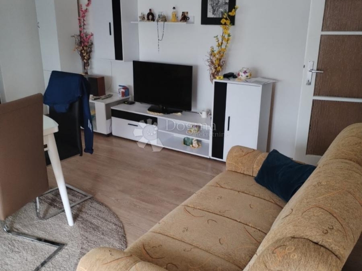 Kompletno namješten stan u centru Đurđenovca + balkon