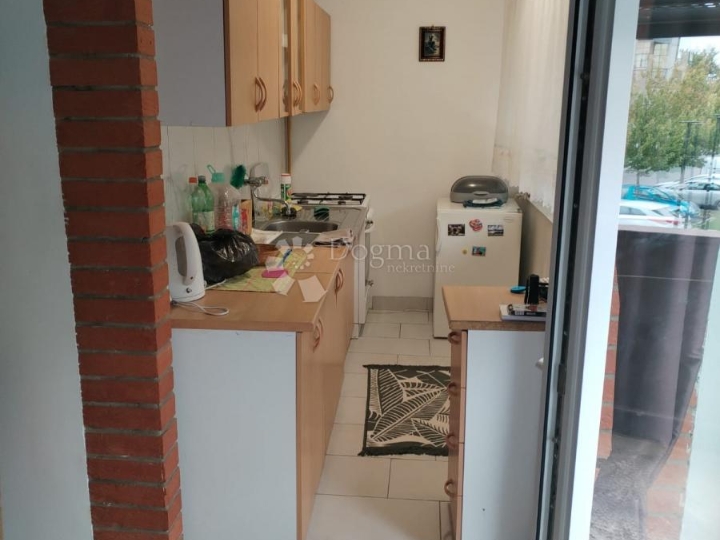 Kompletno namješten stan u centru Đurđenovca + balkon
