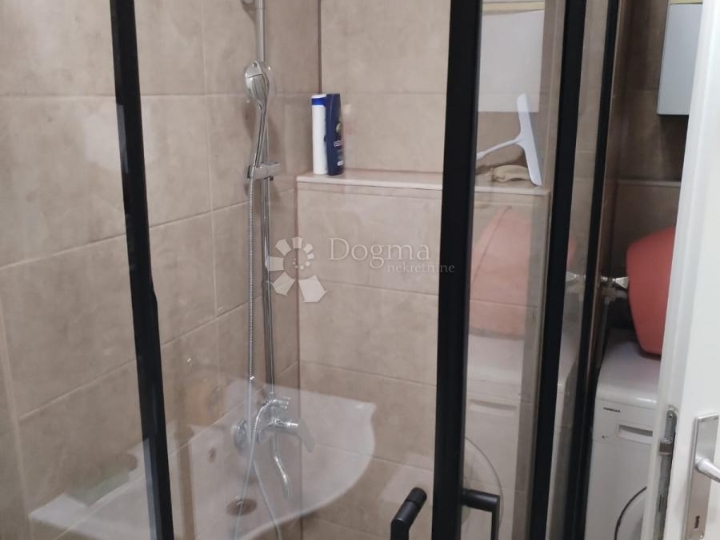 Kompletno namješten stan u centru Đurđenovca + balkon