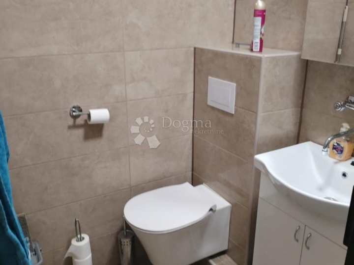 Kompletno namješten stan u centru Đurđenovca + balkon