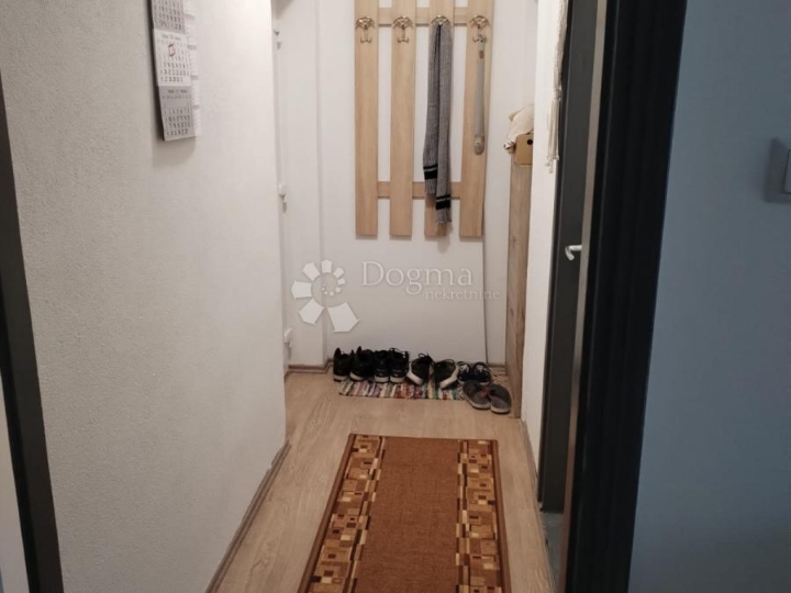 Kompletno namješten stan u centru Đurđenovca + balkon