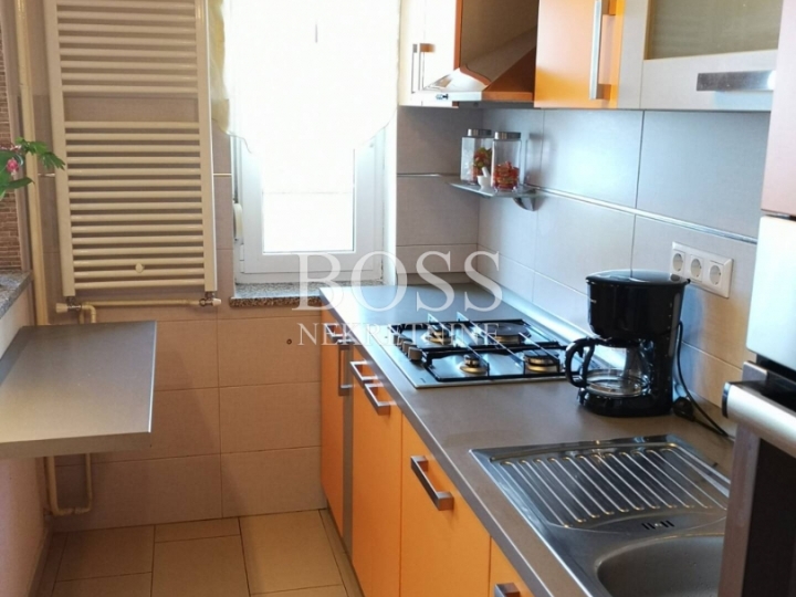 Pulac, kuća s 3 stana i 3 garaže