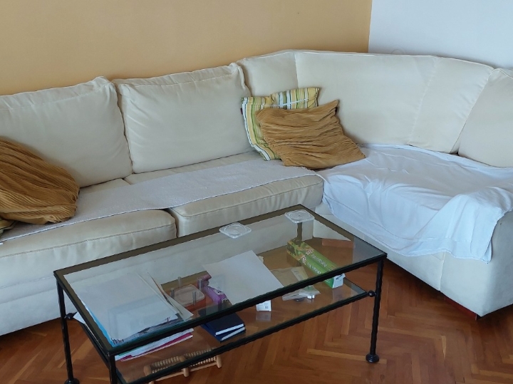 Poklanjam kutnu garnituru