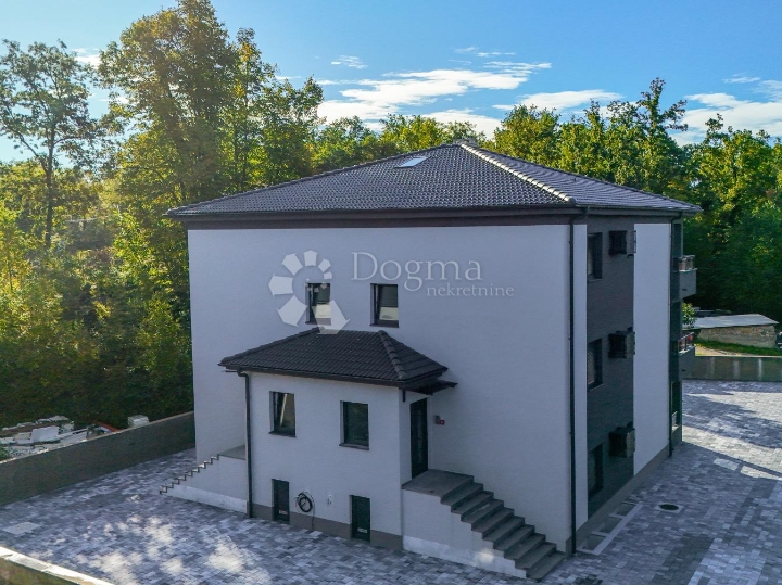 Izuzetno kvalitetna novogradnja u blizini centra Matulja