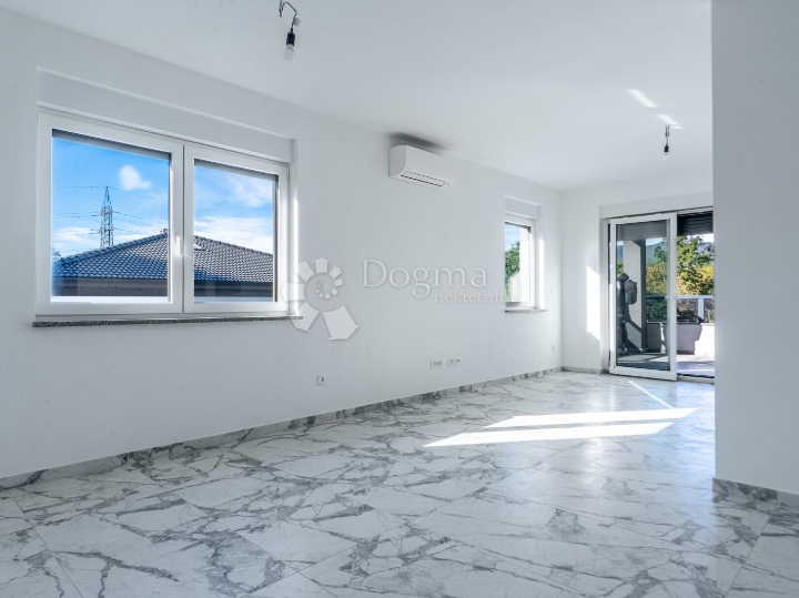 Izuzetno kvalitetna novogradnja u blizini centra Matulja