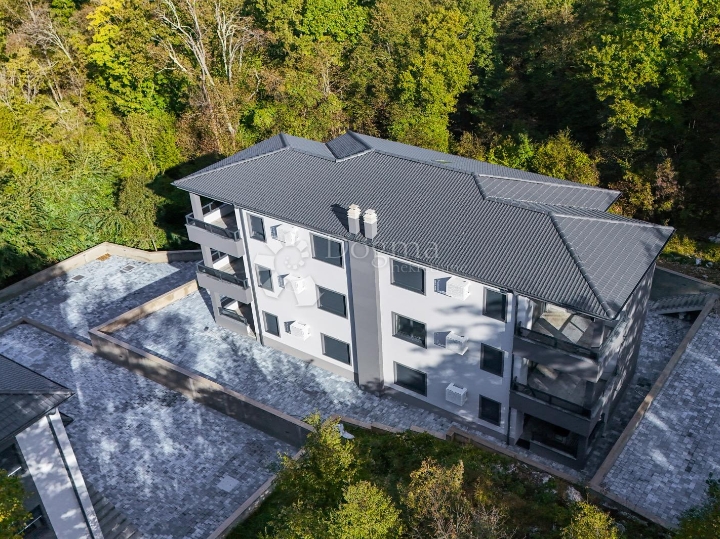 Izuzetno kvalitetna novogradnja u blizini centra Matulja