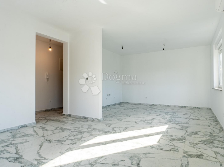 Izuzetno kvalitetna novogradnja u blizini centra Matulja