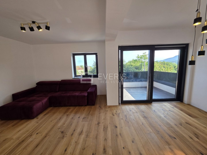 Kastav, Spinčići, dvoetažni stan 81 m2, u novogradnji, okućnica
