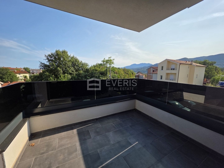 Kastav, Spinčići, dvoetažni stan 81 m2, u novogradnji, okućnica