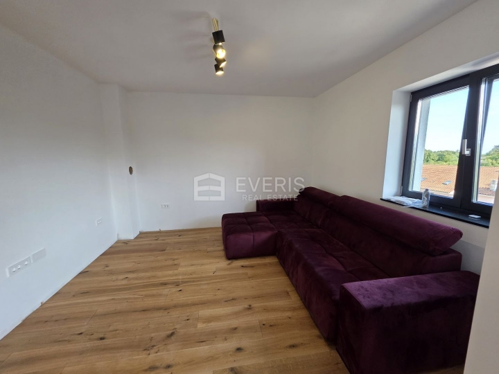 Kastav, Spinčići, dvoetažni stan 81 m2, u novogradnji, okućnica