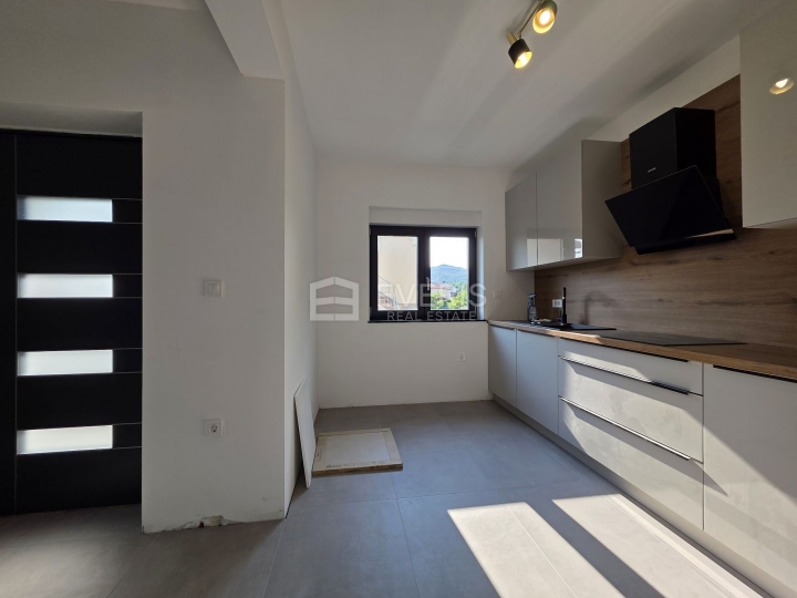 Kastav, Spinčići, dvoetažni stan 81 m2, u novogradnji, okućnica