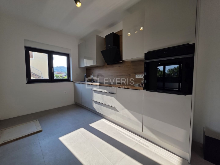 Kastav, Spinčići, dvoetažni stan 81 m2, u novogradnji, okućnica