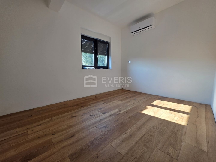 Kastav, Spinčići, dvoetažni stan 81 m2, u novogradnji, okućnica