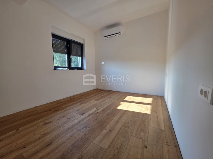 Kastav, Spinčići, dvoetažni stan 81 m2, u novogradnji, okućnica