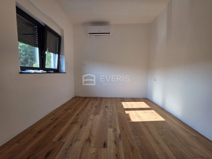 Kastav, Spinčići, dvoetažni stan 81 m2, u novogradnji, okućnica