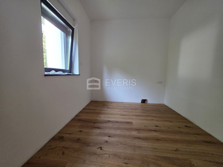 Kastav, Spinčići, dvoetažni stan 81 m2, u novogradnji, okućnica
