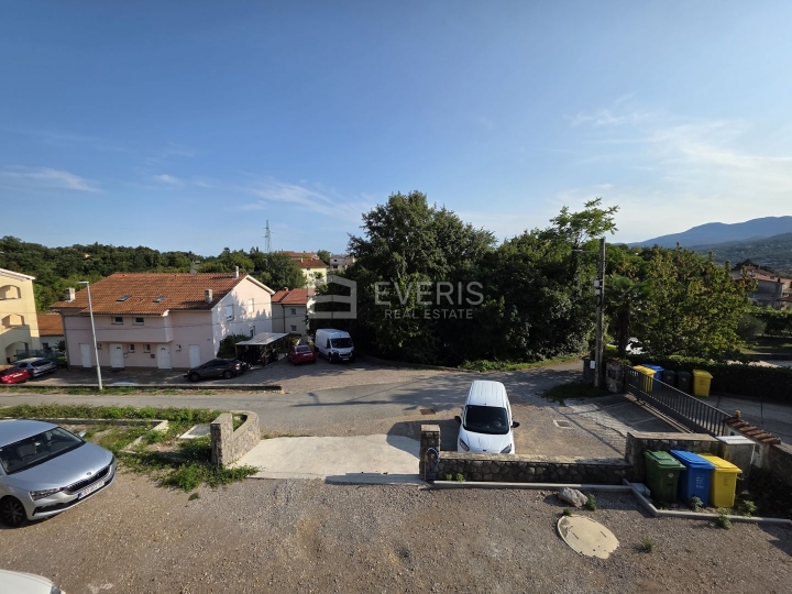 Kastav, Spinčići, dvoetažni stan 81 m2, u novogradnji, okućnica