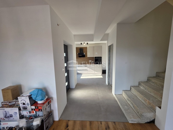 Kastav, Spinčići, dvoetažni stan 81 m2, u novogradnji, okućnica