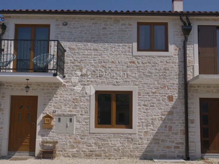 Prilika! Kamena kuća 5 minuta od mora!