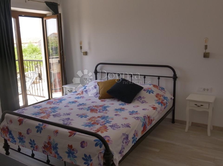 Prilika! Kamena kuća 5 minuta od mora!