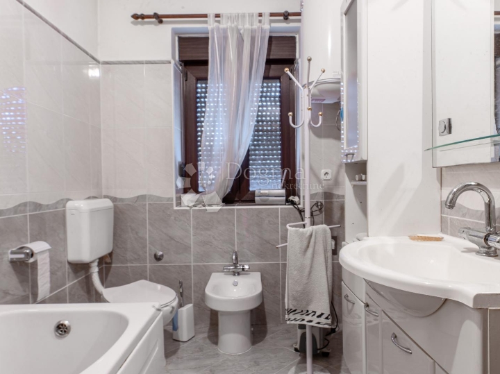 Rubeši, kuća s vrtom i garažom