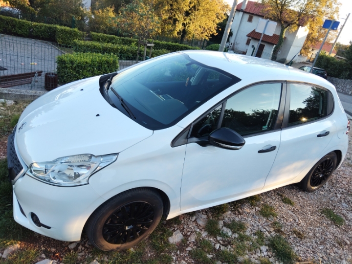 Peugeot 208, odličan...