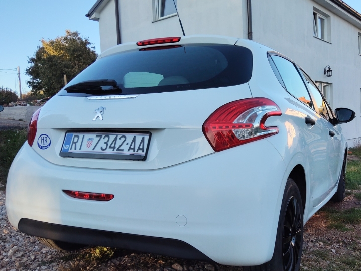 Peugeot 208, odličan...