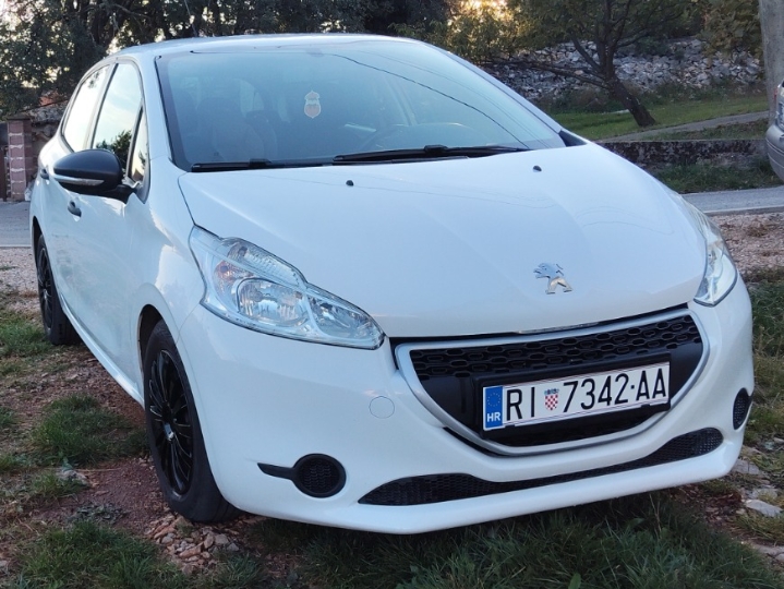 Peugeot 208, odličan...