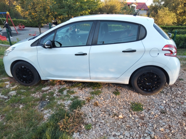 Peugeot 208, odličan...
