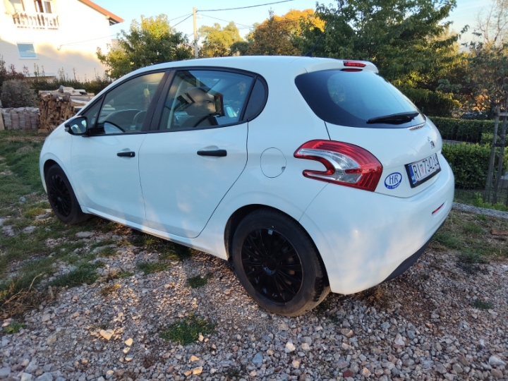 Peugeot 208, odličan...