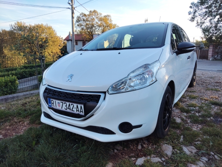 Peugeot 208, odličan...