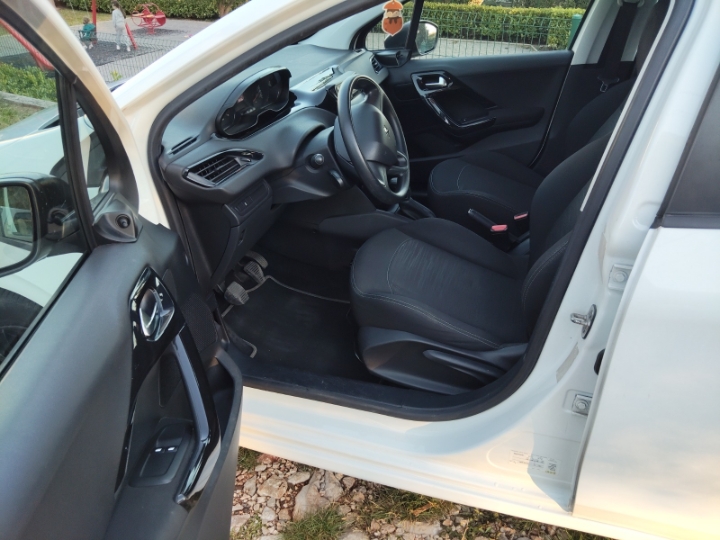 Peugeot 208, odličan...