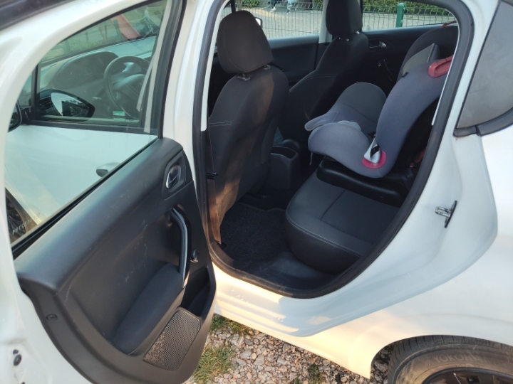Peugeot 208, odličan...