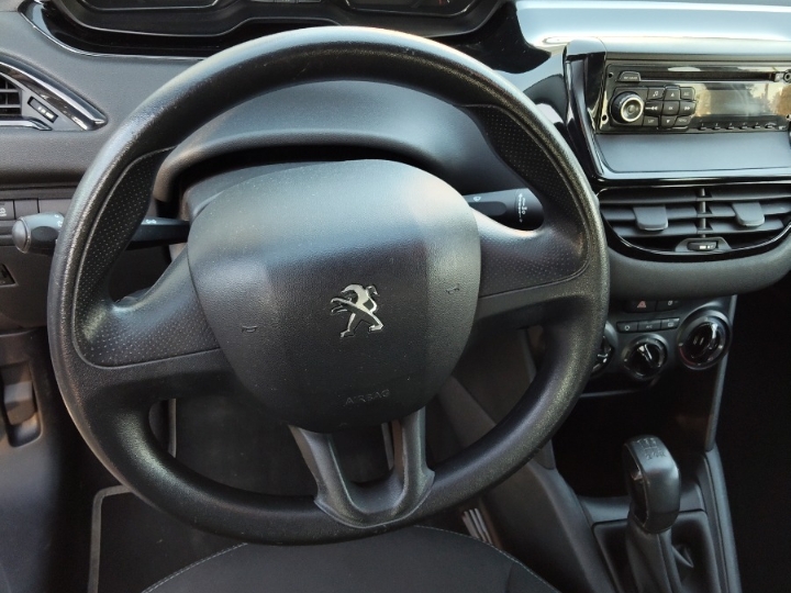 Peugeot 208, odličan...