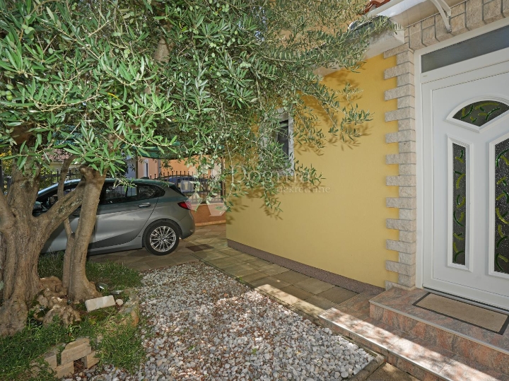Poreč - Obiteljska kuća sa 4 spavaće sobe, garsonijerom i konobom
