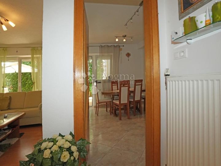Poreč - Obiteljska kuća sa 4 spavaće sobe, garsonijerom i konobom