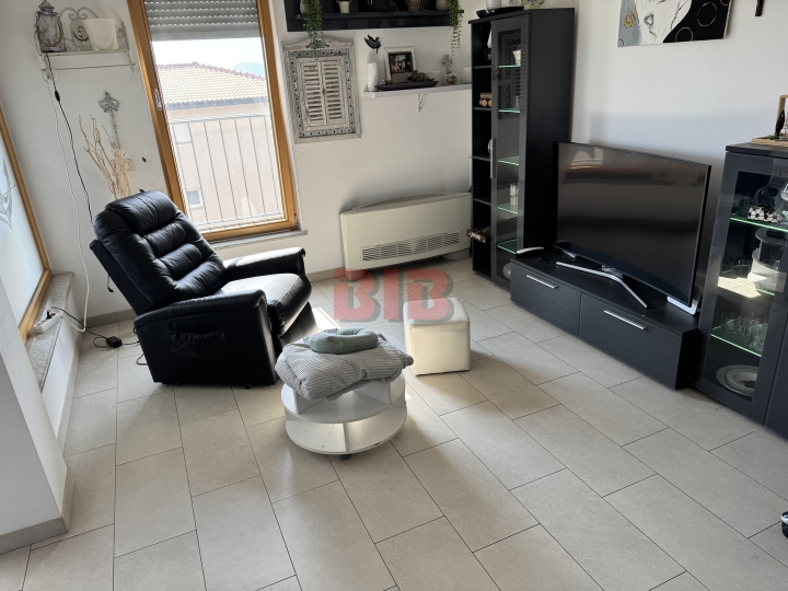 Srdoči, lijep 3S+DB, garaža, lift, dodatni parking